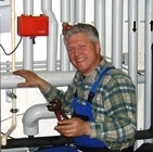 Installateur bei der Arbeit